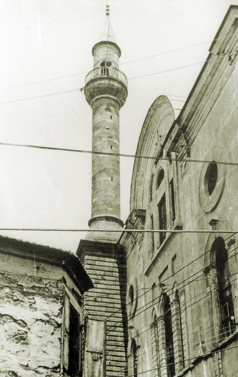 Kestanepazarı Camii’nin minaresiyle batı cephesinden bir görünüş