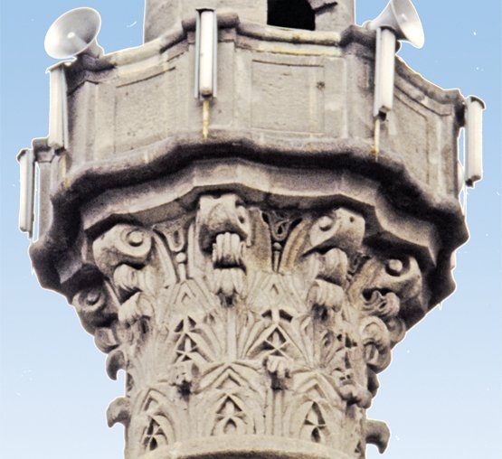 Şerefe altı antik sütun başlığı şeklinde olanSuadiye Camii’nin şerefesi
