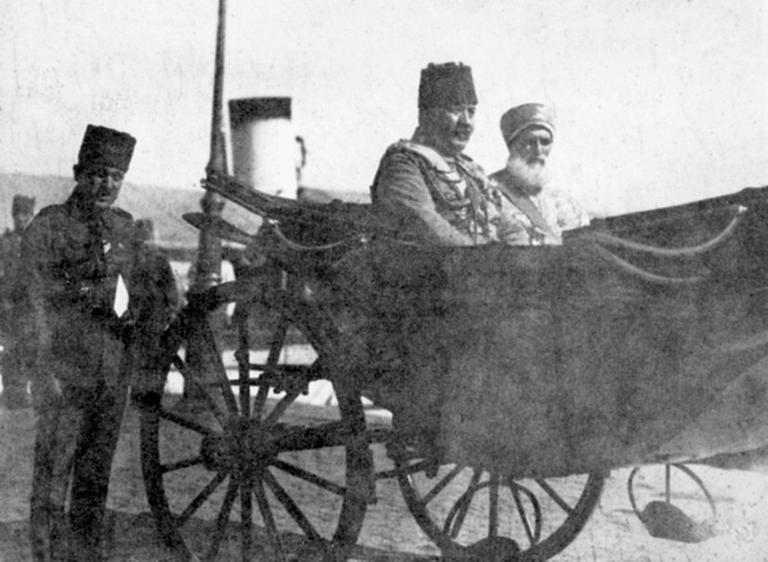 Dağıstanlı Ömer Hulûsi Efendi (sakallı) Sadrazam Ahmed İzzet Paşa ile