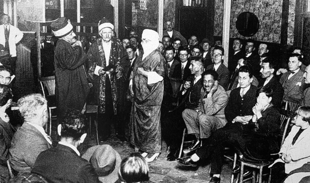 1930’lu yıllarda Şehzadebaşı Letafet Apartmanı’nda oynanan orta oyunundan bir görünüş