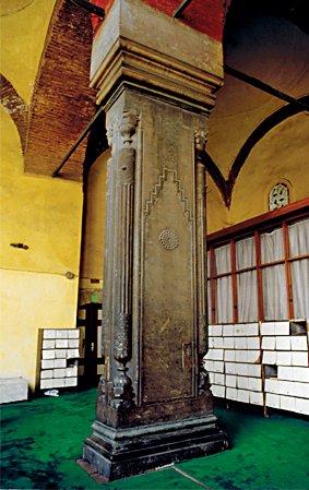 Fâtih Tabhânesi’nin avlusundaki sütunlardan biri