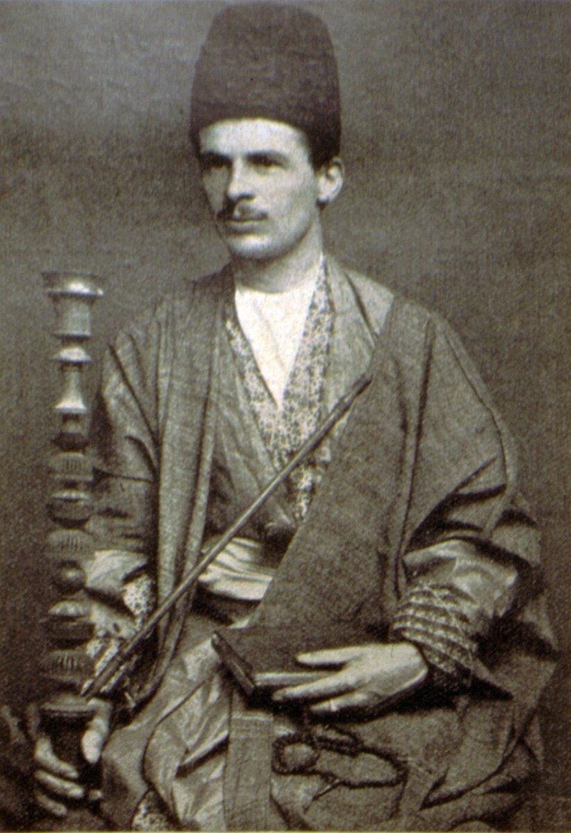 Edward Granville Browne’ı derviş kıyafetiyle gösteren bir fotoğraf