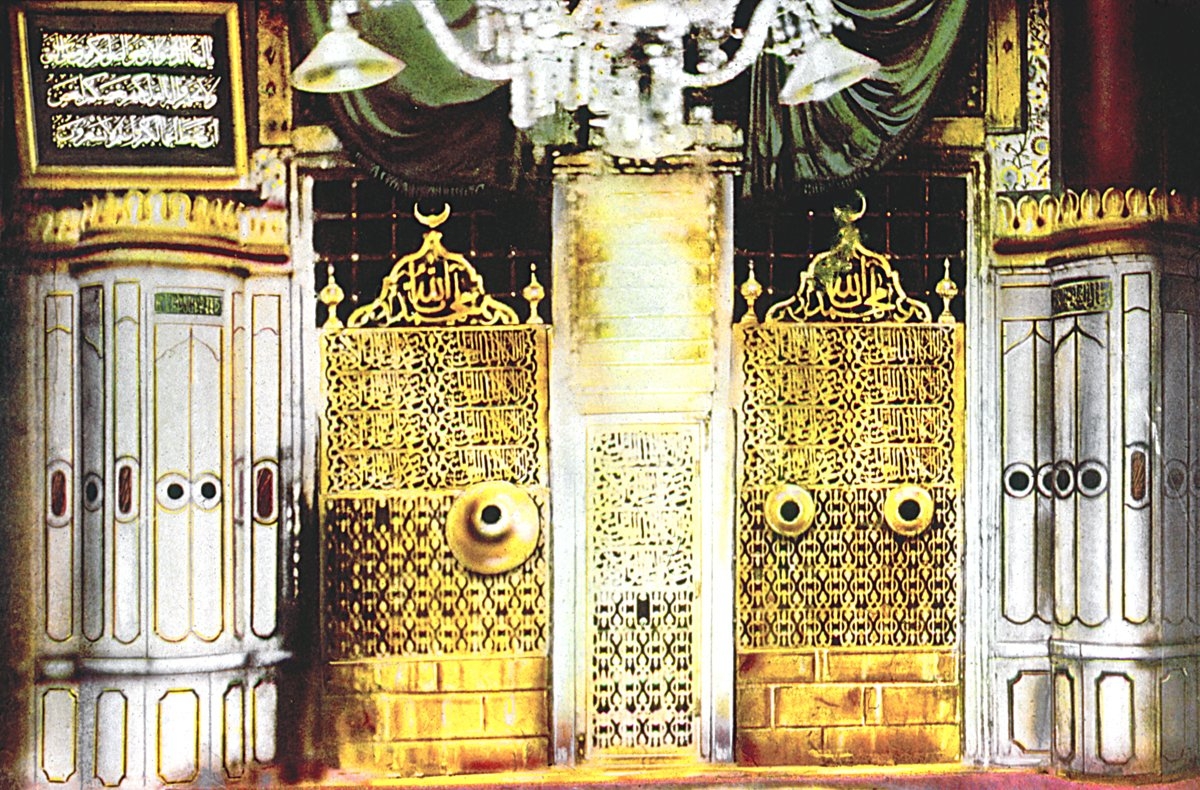 Hz. Ebû Bekir’in de medfun bulunduğu Mescid-i Nebevî’deki Kubbetü’l-hadrâ’dan bir görünüş – Medine