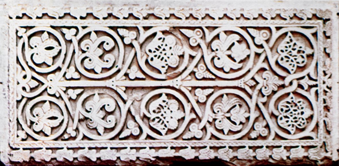 Bitkisel motiflerle süslü mermer levha(Museo Arqueológico de Córdoba, Envanter nr. 487)