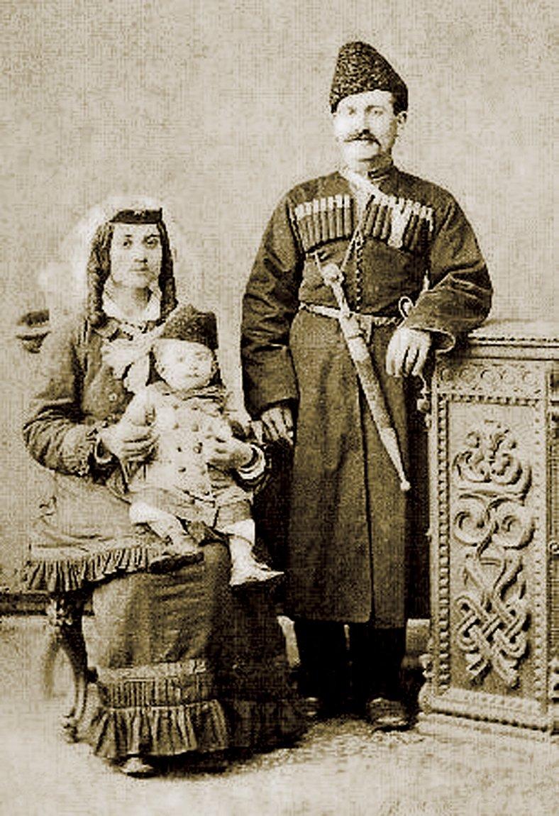 1880’lerde Gürcistan’dan İstanbul’a göçen bir aileyi gösteren fotoğraf