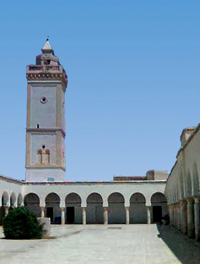 Kafsa Ulucamii’nin minaresi ve avlusu