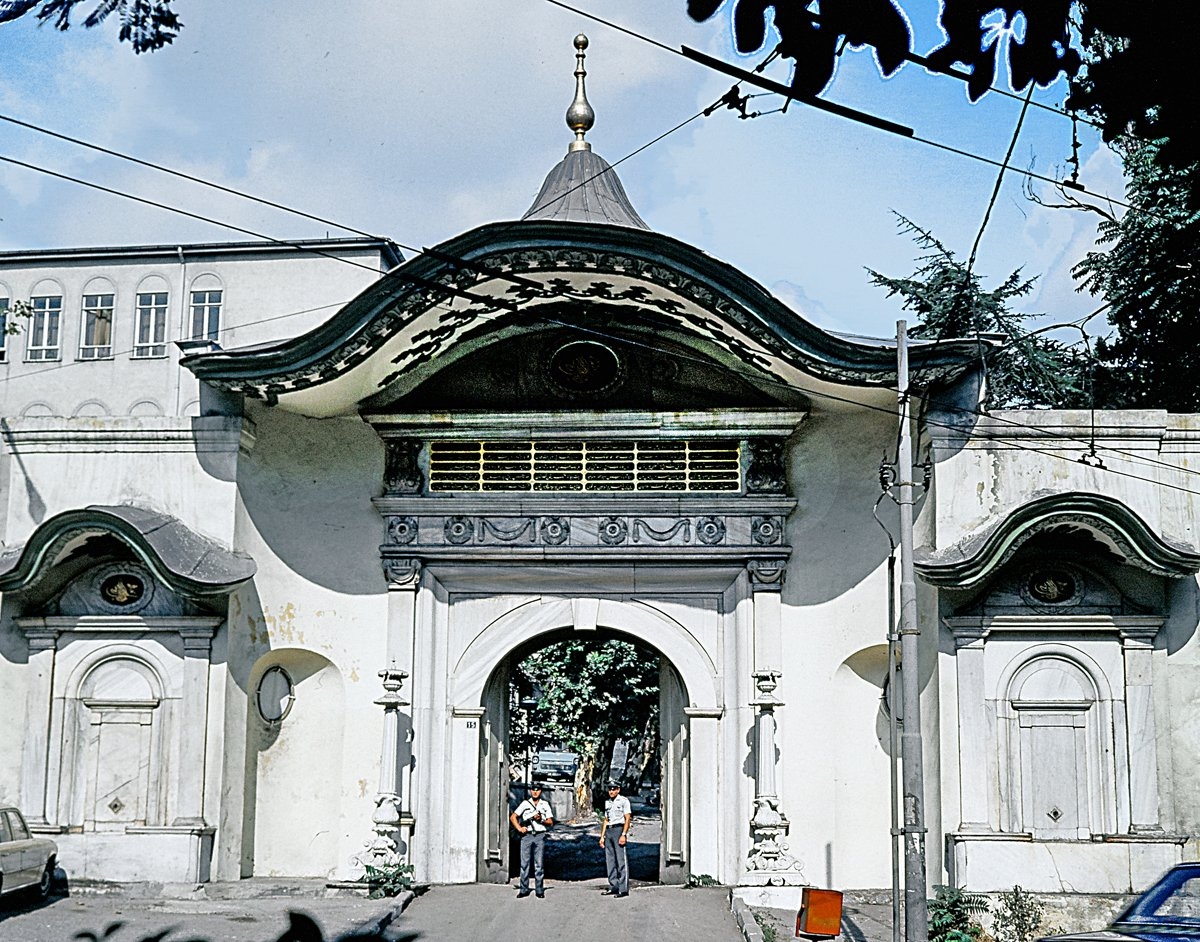 Bâbıâli’nin Alay Köşkü karşısındaki kapısı