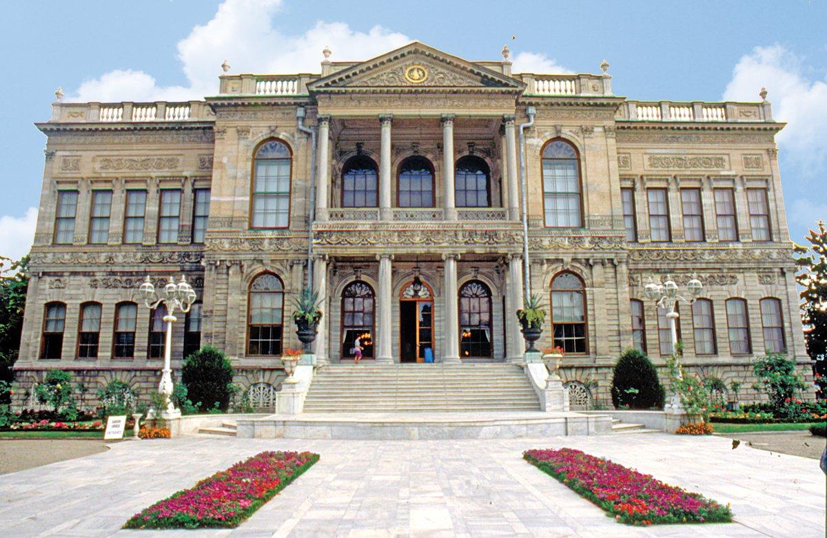 Dolmabahçe Sarayı’nınMâbeyn Dairesi’nin ön cephesi