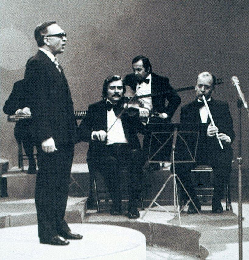 Bekir Sıtkı Sezgin Ankara’da bir televizyon konserinde (26 Mart 1975)