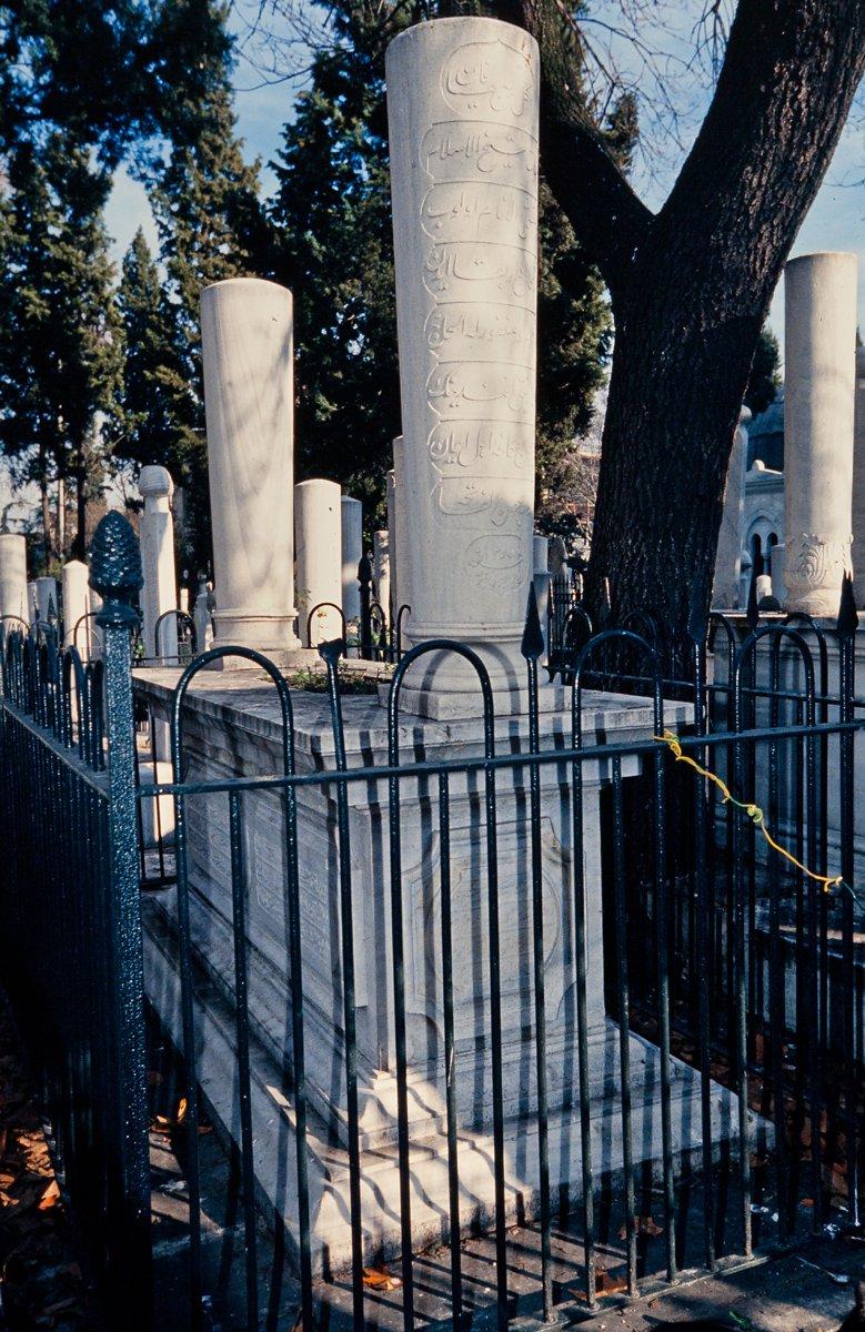 Mehmed Refik Efendi’ninFâtih Camii hazîresindeki mezarı