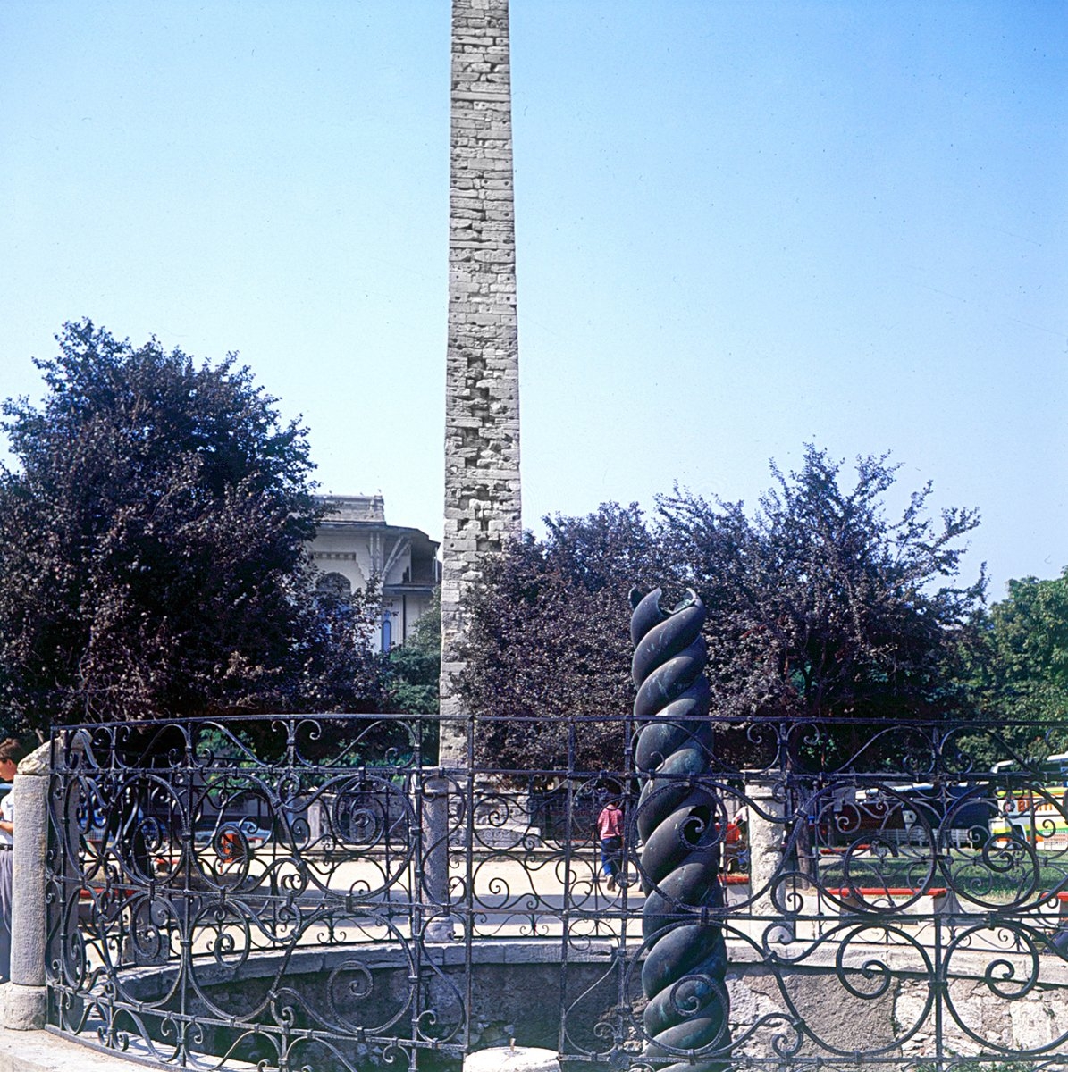 Sultanahmet Hipodrom’da bulunan Yılanlı Sütun ile örme obelisk – Fatih/İstanbul