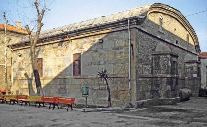 Dârülaceze’nin avlusundaki kilise ve havra