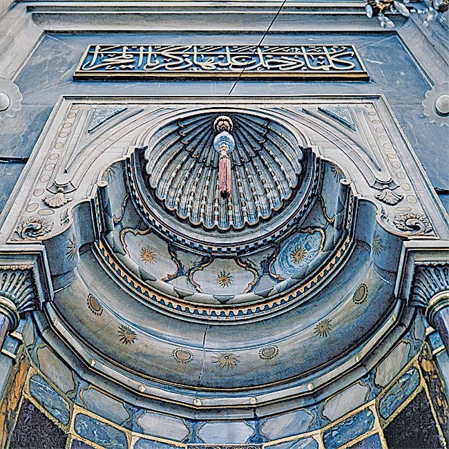 Ayazma Camii’nin Batı üslûbuna uygun biçimde süslenmiş mihrap nişi – Üsküdar/İstanbul