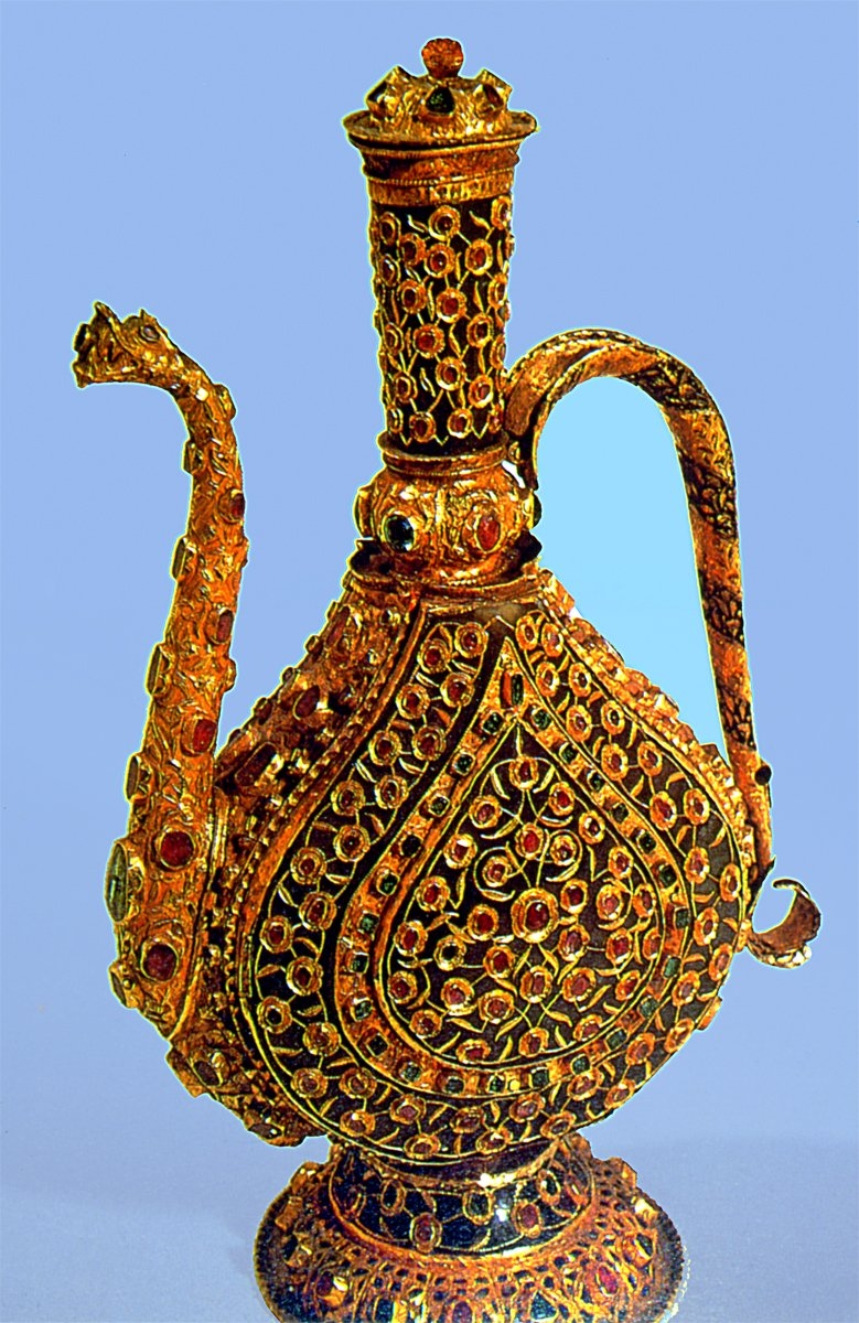 Üzeri yeşim, yakut ve zümrüt taşlarıyla bezeli altın ibrik (TSM, Envanter nr. 3800)