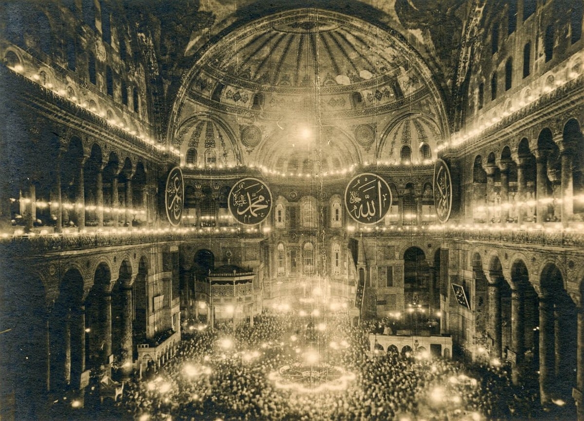 Ayasofya Camii’nde müzeye dönüştürülmeden önce kılınan son namazlardan birinde çekilmiş Othmar Pferschy’e ait fotoğraf (K. Yusuf Ünal koleksiyonu)