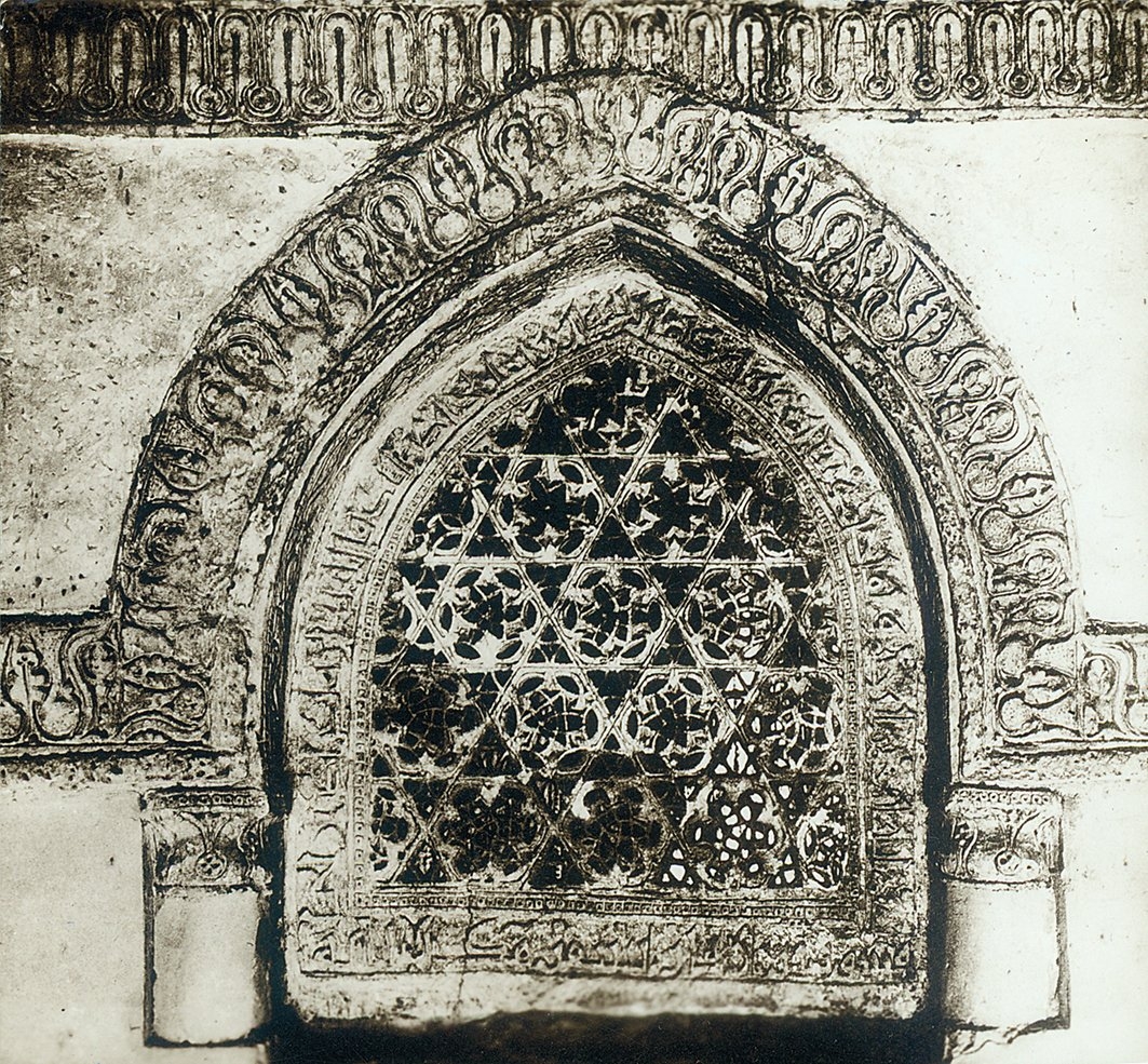 İbn Tolun Camii’nden süslemeli bir pencere