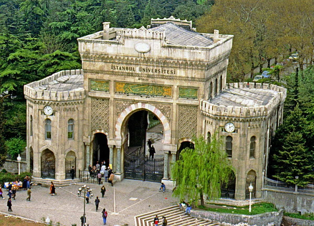 Beyazıt’ta Bâb-ı Seraskerî’nin cümle kapısı – Fatih/İstanbul