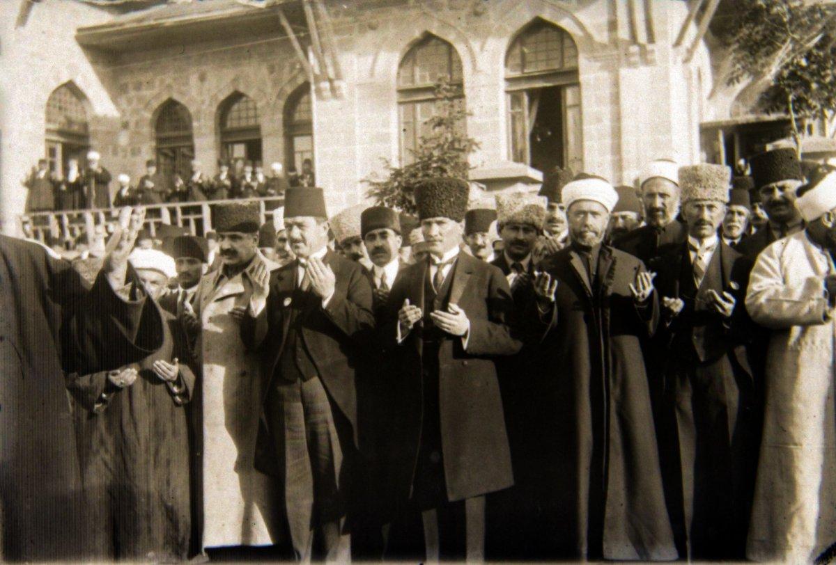 23 Nisan 1920’de açılanTürkiye Büyük Millet Meclisi’nin önündeMustafa Kemal Paşa ve mebuslar dua ederken(TBMM Arşivi)