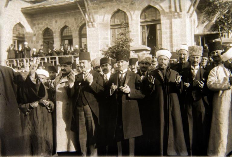 23 Nisan 1920’de açılanTürkiye Büyük Millet Meclisi’nin önündeMustafa Kemal Paşa ve mebuslar dua ederken(TBMM Arşivi)