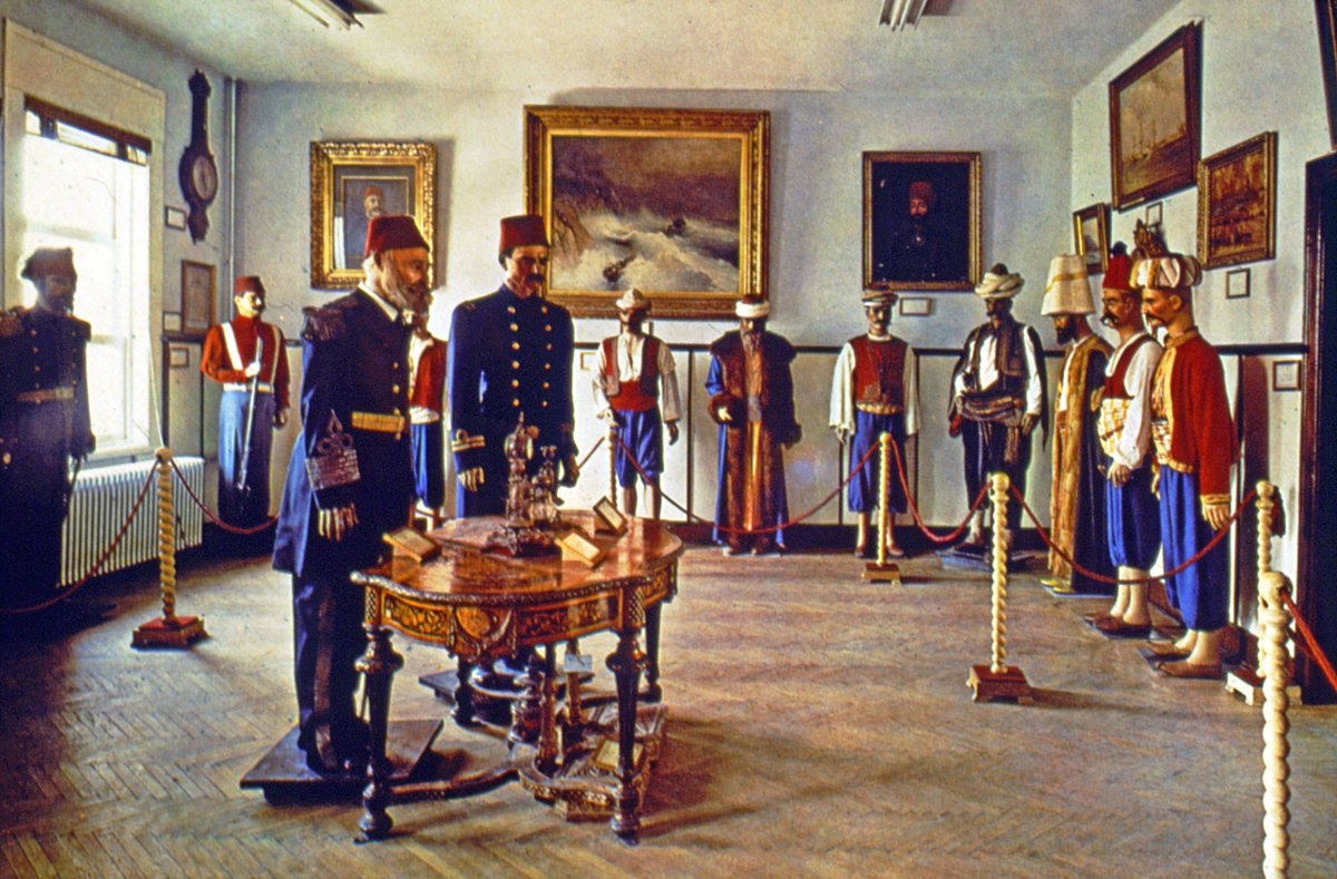 İstanbul Deniz Müzesi’nin bahriye kıyafetlerinin sergilendiği salonundan bir görünüş