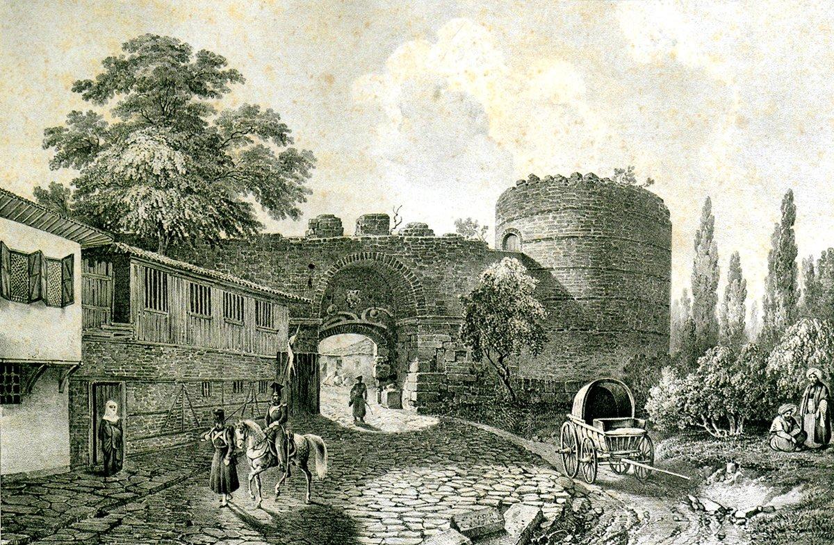 Edirne surlarından bir bölüm ile kale kapılarından birini gösteren XIX. yüzyılın ilk yarısına ait bir gravür (G. Sayger – A. Desarnod, Album d’un voyage en Turquie fait par ordre de sa Majesté l’Empereur Nikolas Ier en 1829 et 1830, Paris, ts., lv. 15)