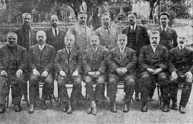 Ahmet Irsoy’u (ön sırada sağdan üçüncü) Dârüşşafaka’daki muallimliği sırasında diğer öğretim kadrosuyla gösteren bir fotoğraf (Mehmed İzzet v.dğr., s. 66)