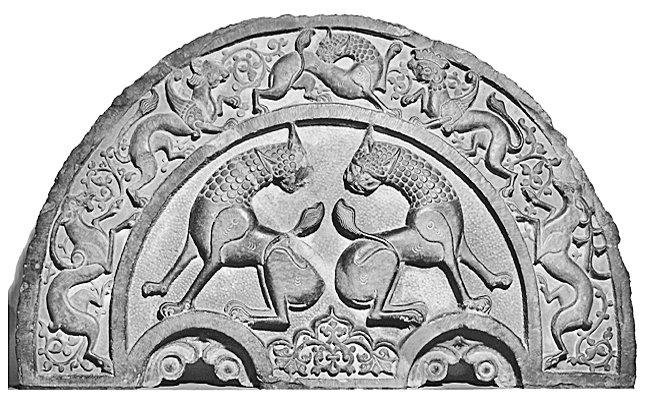 XII-XIII. yüzyıla ait Dağıstan taş işçiliğini gösteren bir ikiz pencerenin kabartma alınlığı (Washington Freer Gallery of Art, Envanter nr. 36.5)
