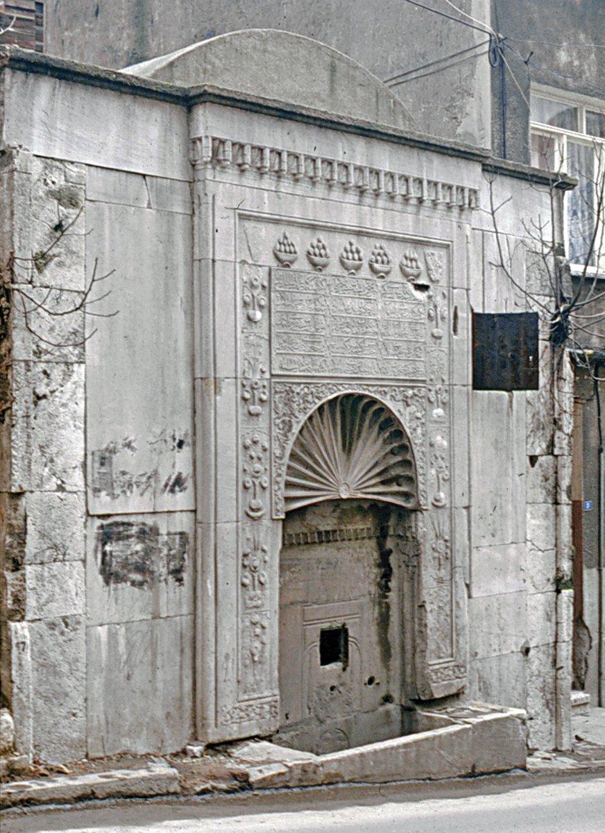 Kādirîhâne Tekkesi’nin cümle kapısı yanındaki Sâliha Sultan Çeşmesi (Topçubaşı İsmâil Ağa Çeşmesi)