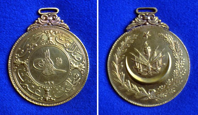 Bir başka imtiyaz madalyası örneği(İstanbul Arkeoloji Müzeleri, Teşhir nr. 97)