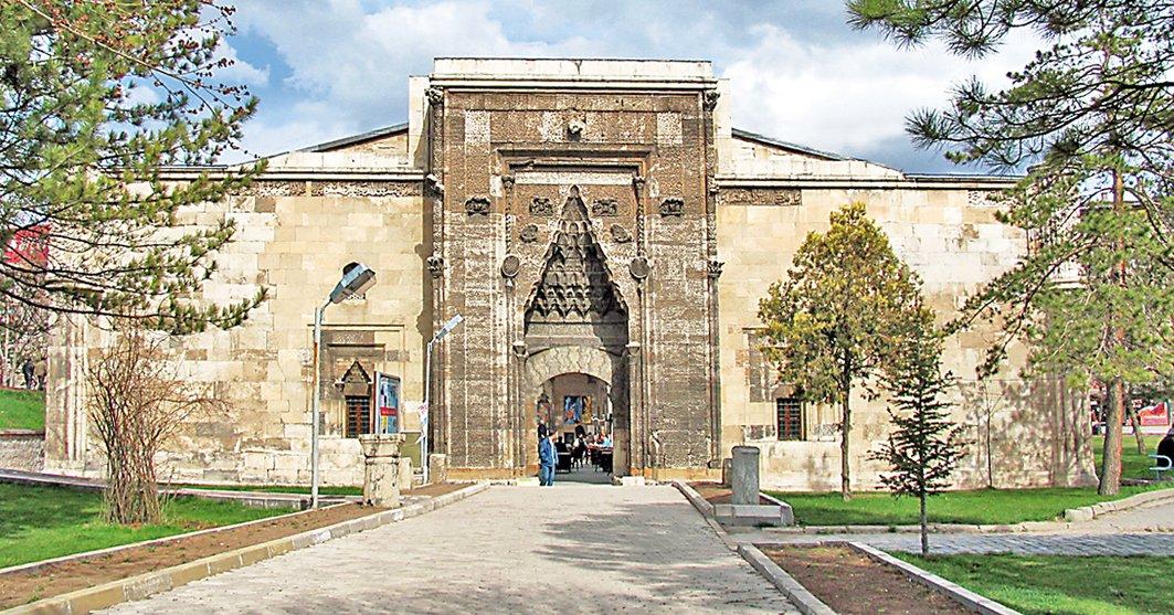 Burûciye Medresesi’nin ön cephesi – Sivas