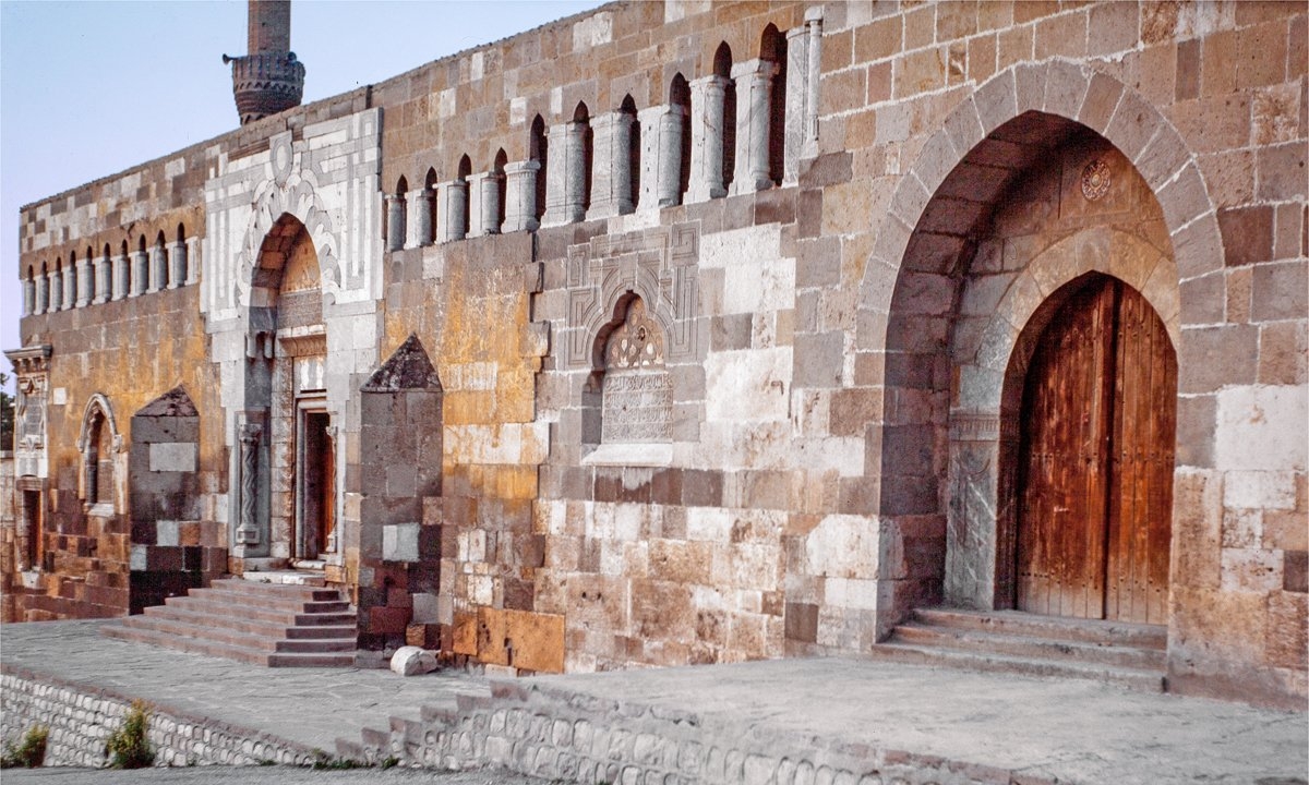 Alâeddin Camii’nin zengin bir cephe düzenlemesine sahip olan kuzey duvarı