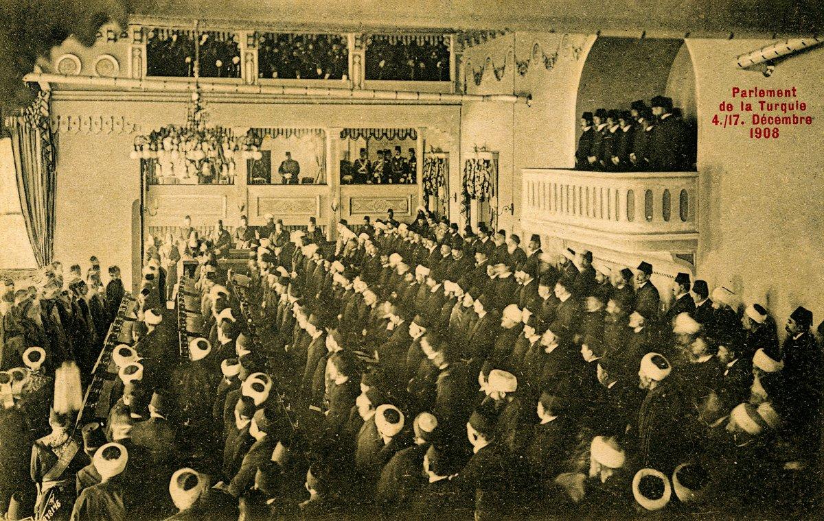 II. Meşrutiyet’in ilanından sonra Meclis-i Umûmî denilen Osmanlı Meclisi’nin 17 Aralık 1908’deki açılış merasiminde, meclise gelen SultanII. Abdülhamid’in mebuslar ve âyanlar tarafından selamlanışını gösteren bir kartpostal(K. Yusuf Ünal koleksiyonu)
