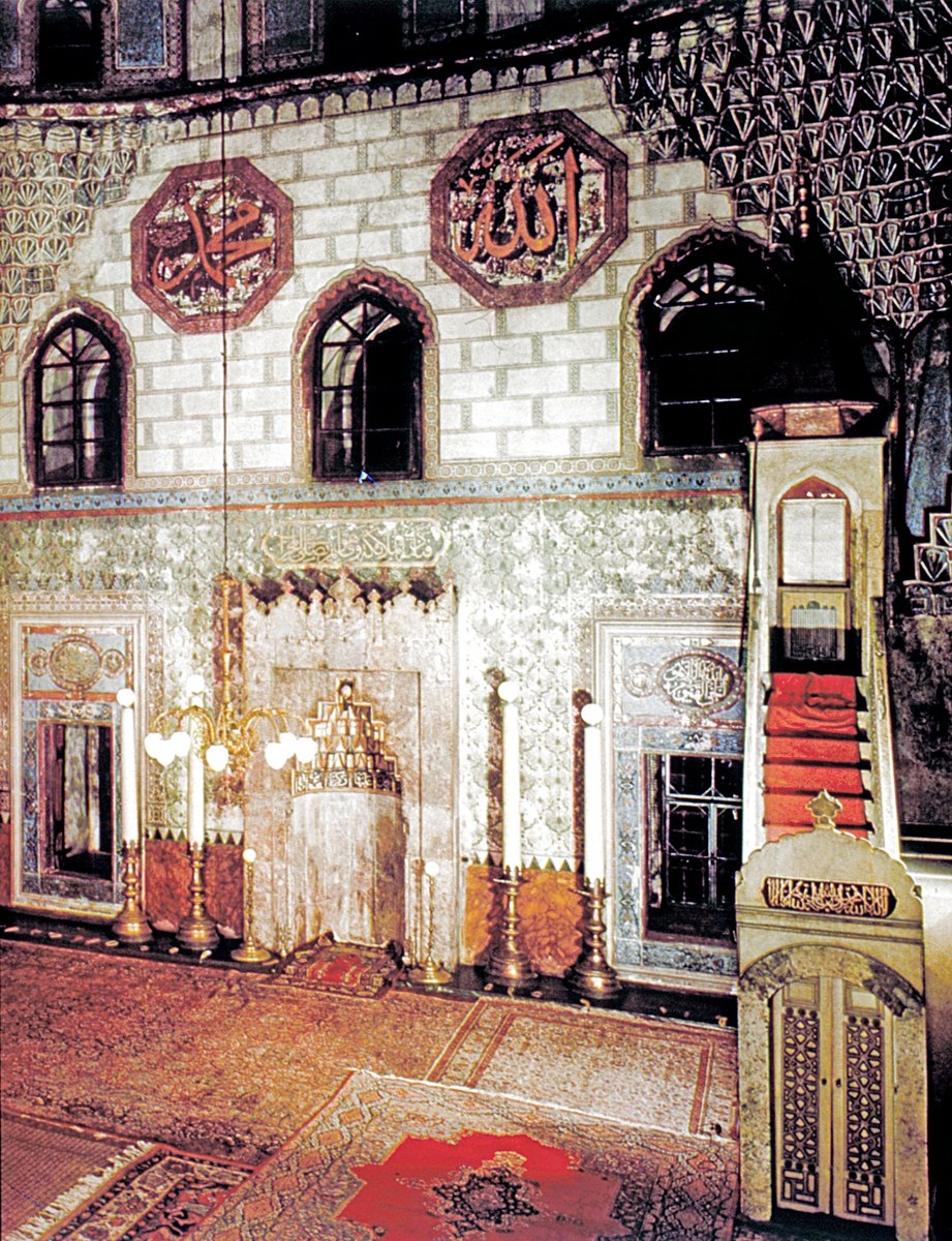 Gazi Hüsrev Bey Camii’nin içinden bir görünüş