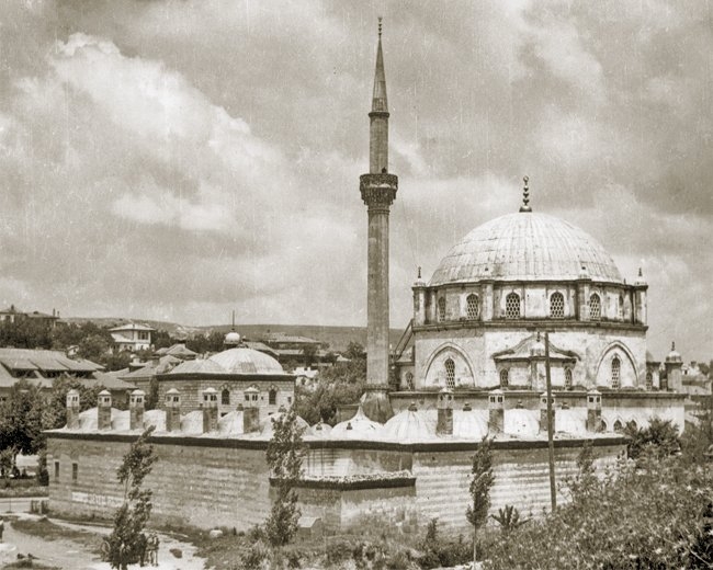 Batı zevkiyle inşa edilmiş yapılardan Şerif Halil Paşa Camii – Şumnu/Bulgaristan