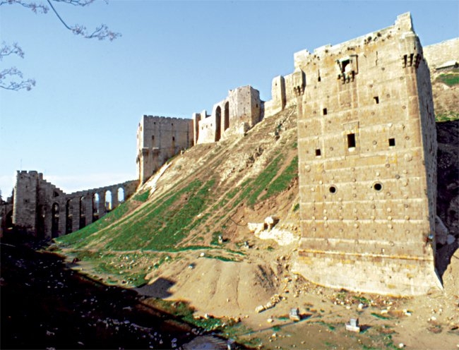 Eyyûbî devri askerî mimari örneklerindenHalep Kalesi – Suriye