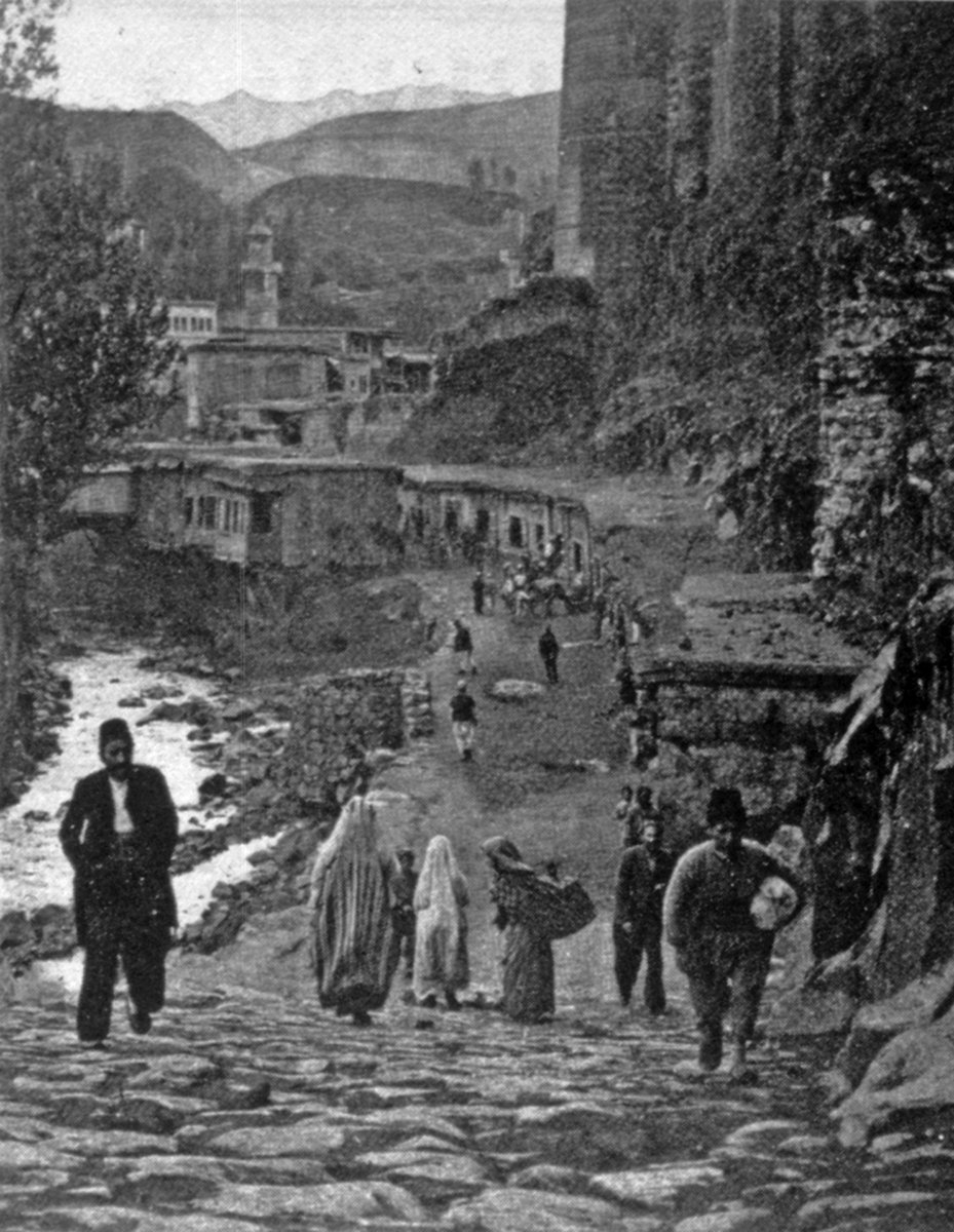 XX. yüzyıl başlarında Bitlis’te bir sokak (E. Percy, Highlands of Asiatic Turkey, London 1902)