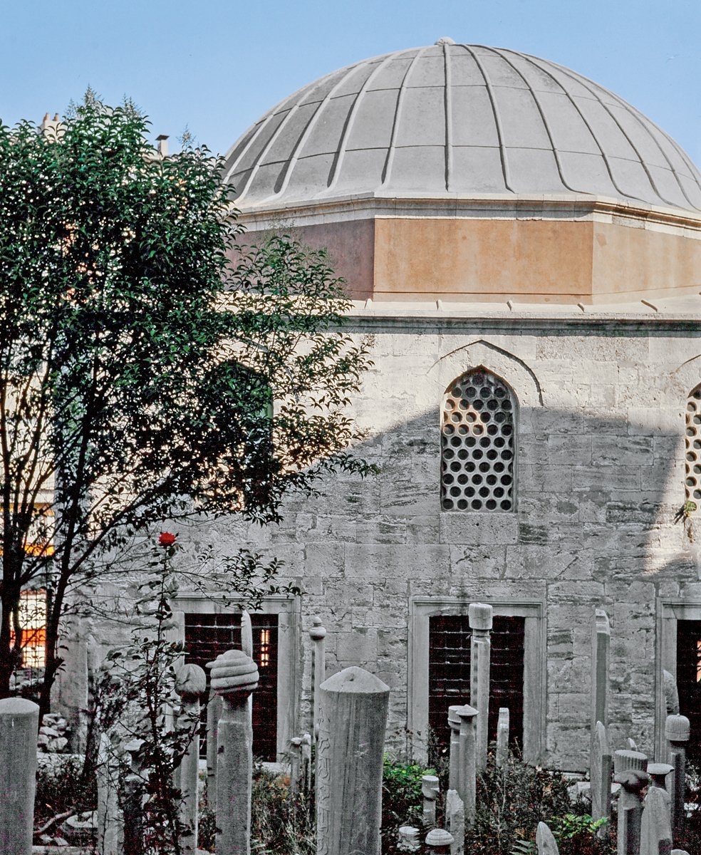 Âşık Paşa Camii’nin hazîresindeki Seyyid Velâyet Türbesi
