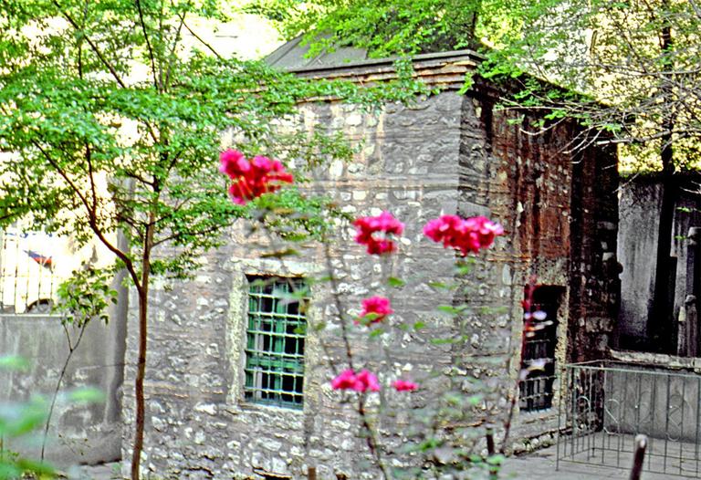 Sirkeci’de Aydınoğlu Tekkesi’nden günümüze ulaşmış tek yapı olan, tekkenin bânisi Ünsî Hasan Efendi’nin türbesi – Fatih/İstanbul