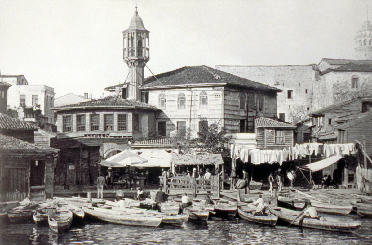 Haliç’in Galata kıyısındaki Yağkapanı Camii’nin eski bir fotoğrafı (Semavi Eyice fotoğraf arşivi)