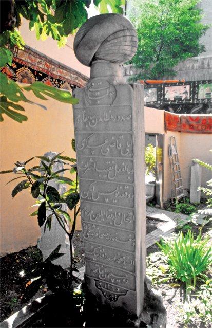 Cağaloğlu’nda Sahaflar Şeyhizâde Esad Efendi’nin mezar taşı – Fatih/İstanbul