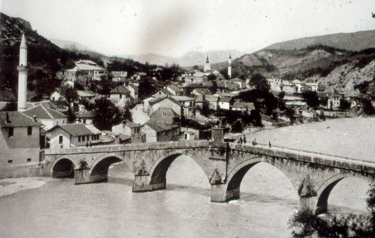 Koniçe’nin 1930 yılındaki görünüşü (ön planda Neretva Köprüsü)