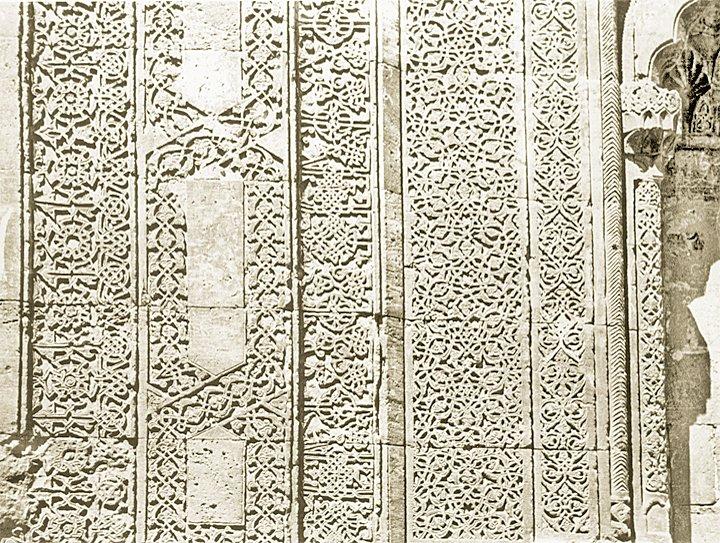 Çifte Minareli Medrese’nintaş süslemesinden bir detay