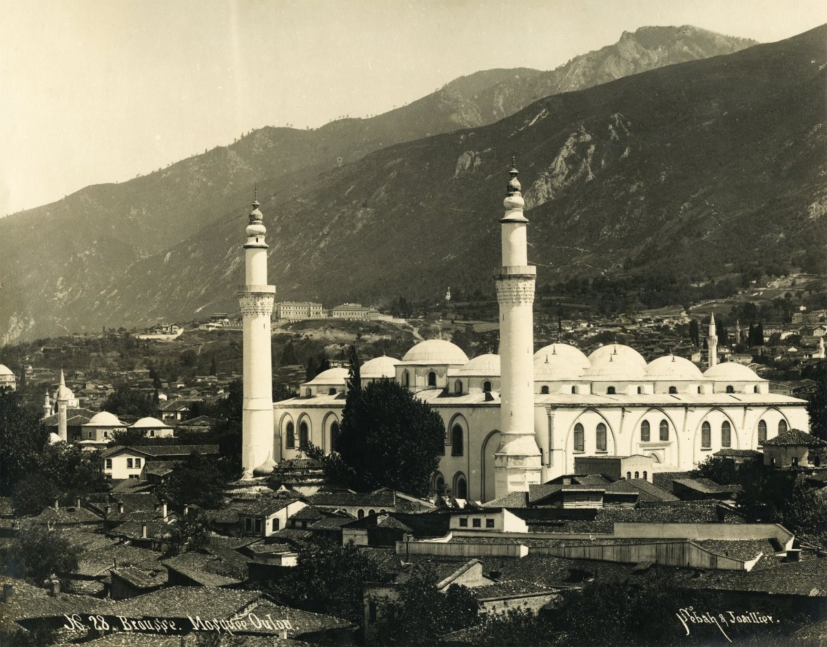 Osmanlı’da çok kubbeli cami mimarisininanıtsal örneği Bursa Ulucamii’ninXIX. yüzyıl sonlarına ait bir fotoğrafı