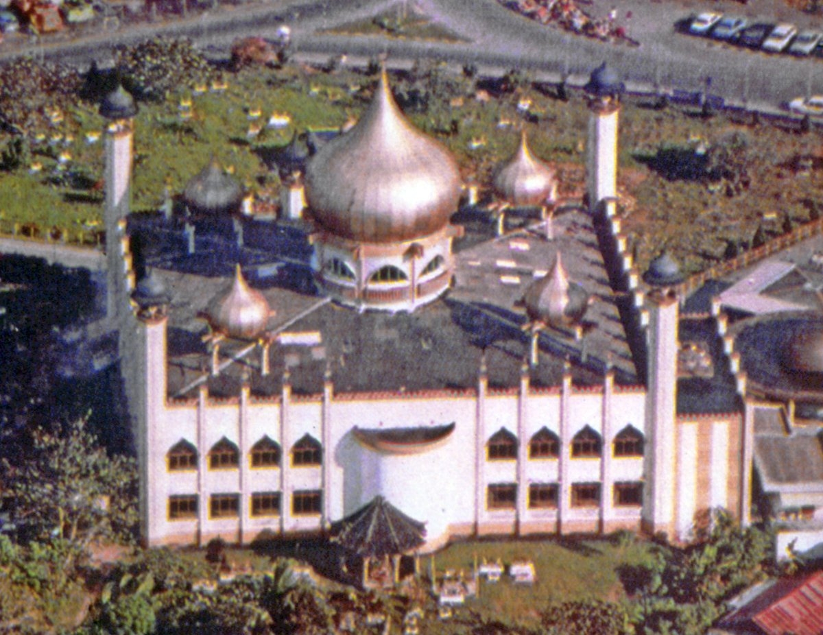Saravak’ın başşehri Kuçing’in merkez camisi – Borneo