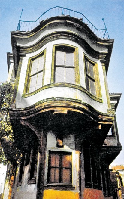 Bursa’da barok üslûbunda yapılmış bir evin cumbası