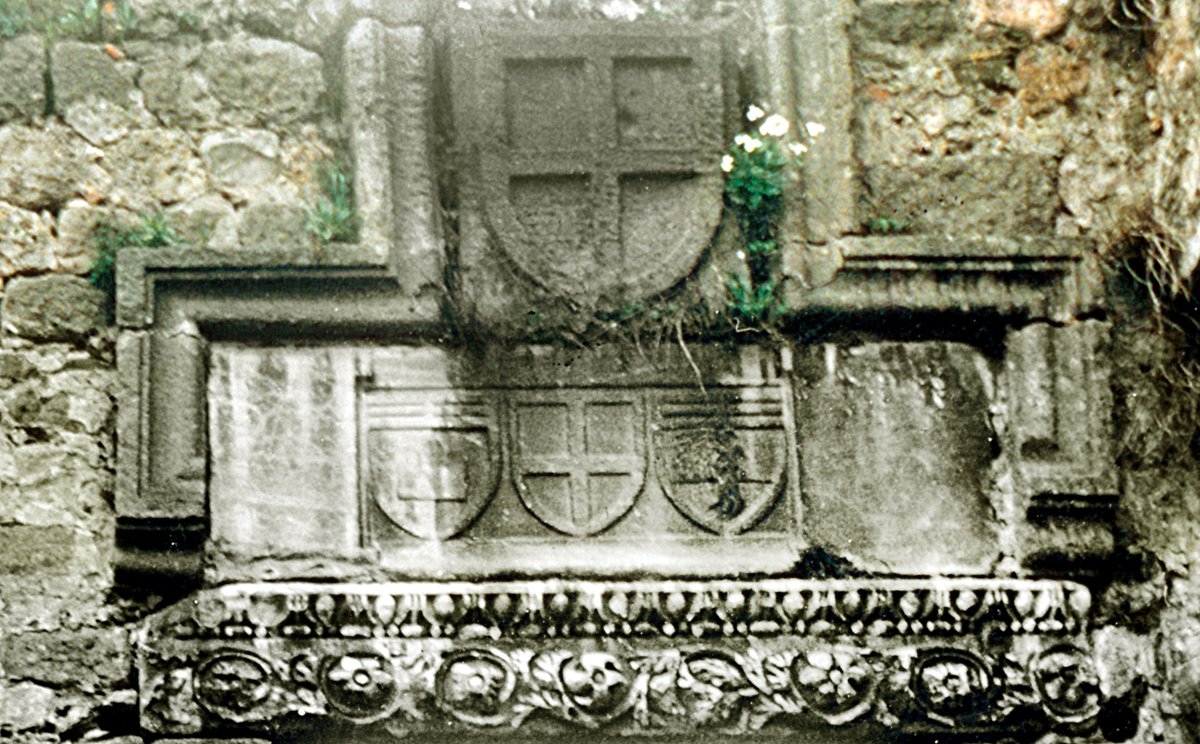 Amasra surlarının Zindan Kapısı üzerindeki Poggio, Cenova ve Malaspina armaları