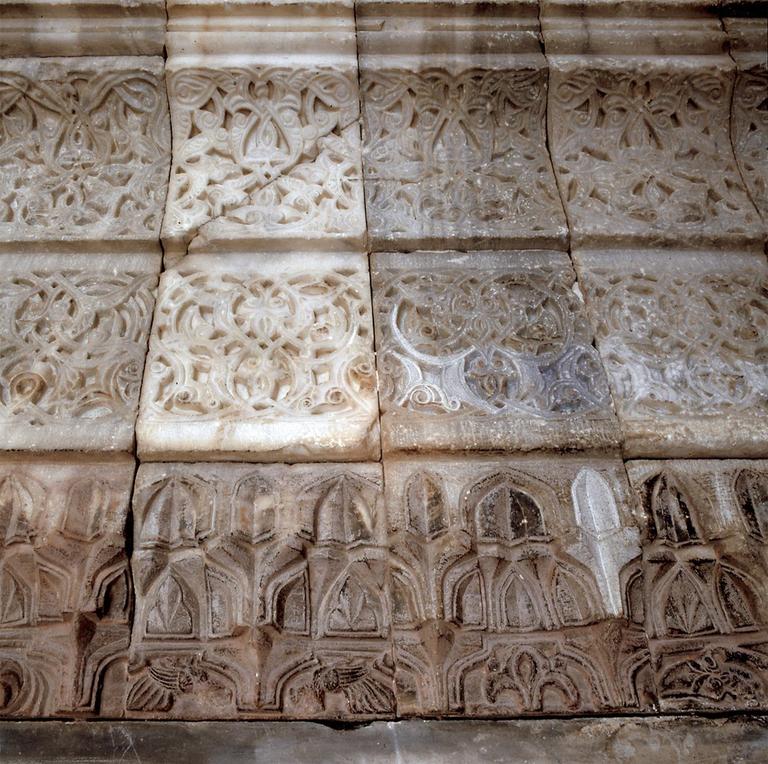 Ramazanoğulları dönemine ait Adana Akçamescid’in taş süslemelerden bir detay