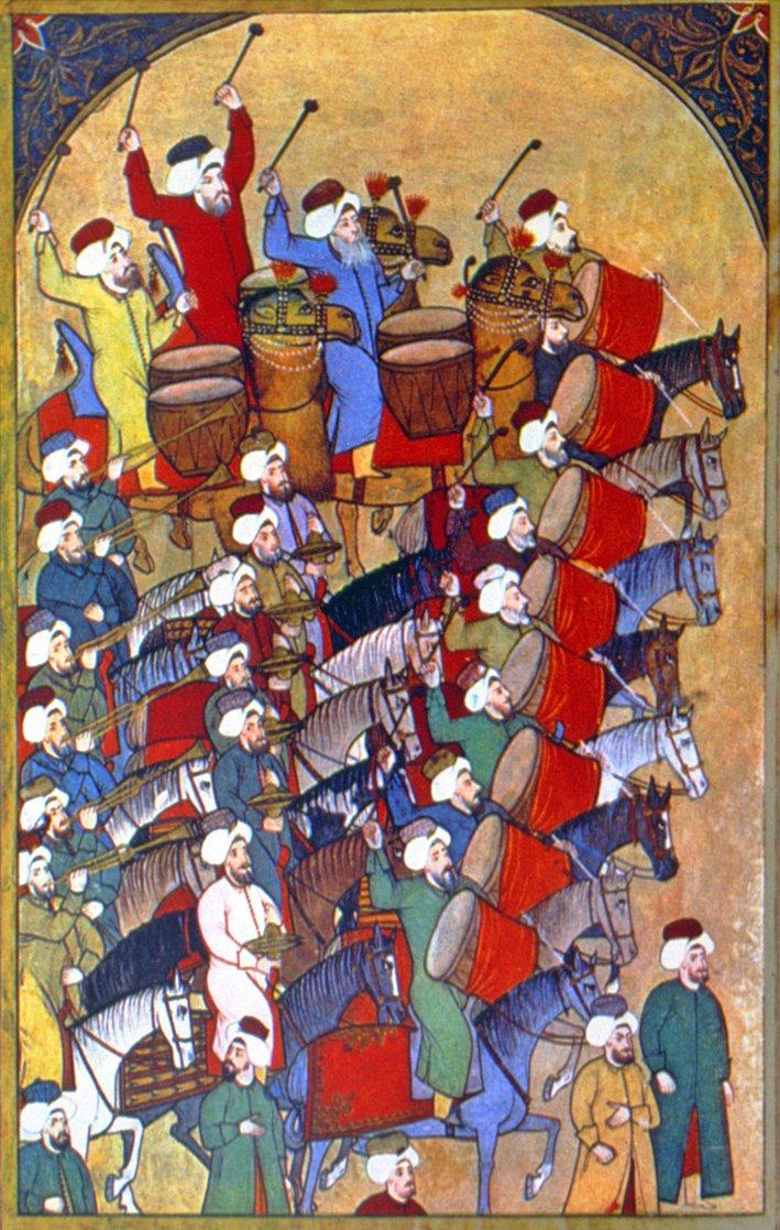 Sünbülzâde Vehbî’nin Surnâme’sindemehter takımının geçişi esnasında arka planda kösleri gösteren minyatür(TSMK, III. Ahmed, nr. 3595, vr. 172a)