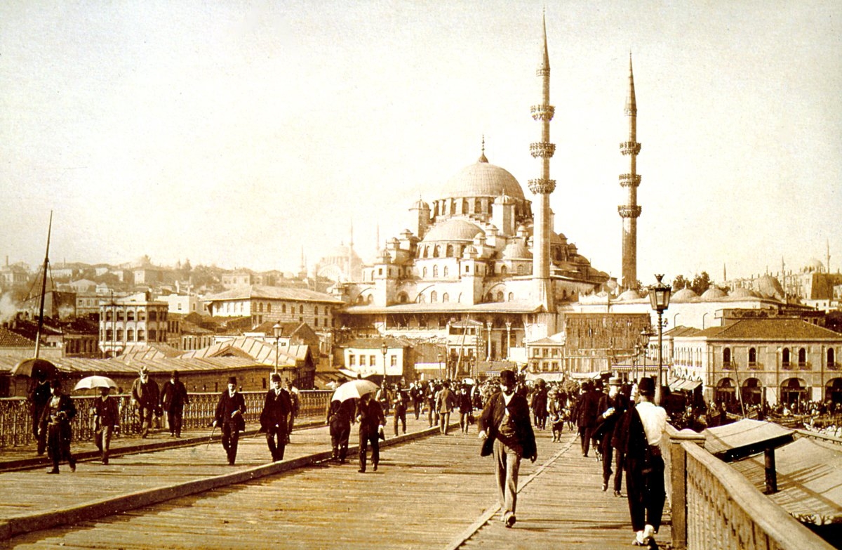 Haliç’te 1876-1912 yılları arasında kullanılan ahşap Galata Köprüsü (Evren, s. 99)