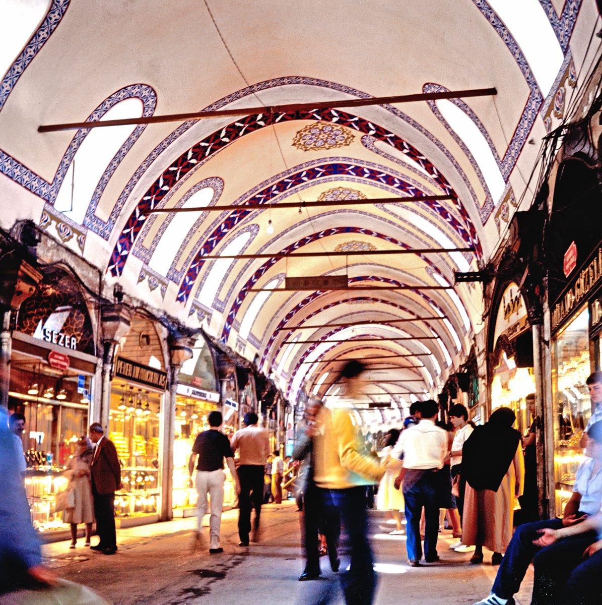 İstanbul’da Büyük Çarşı’nın içinden bir görünüş